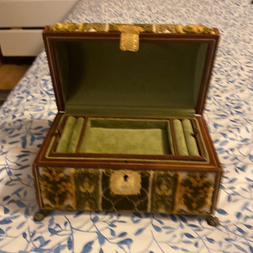 Reyes Musical Swiss Vintage Jewelry Box size 9x6x5